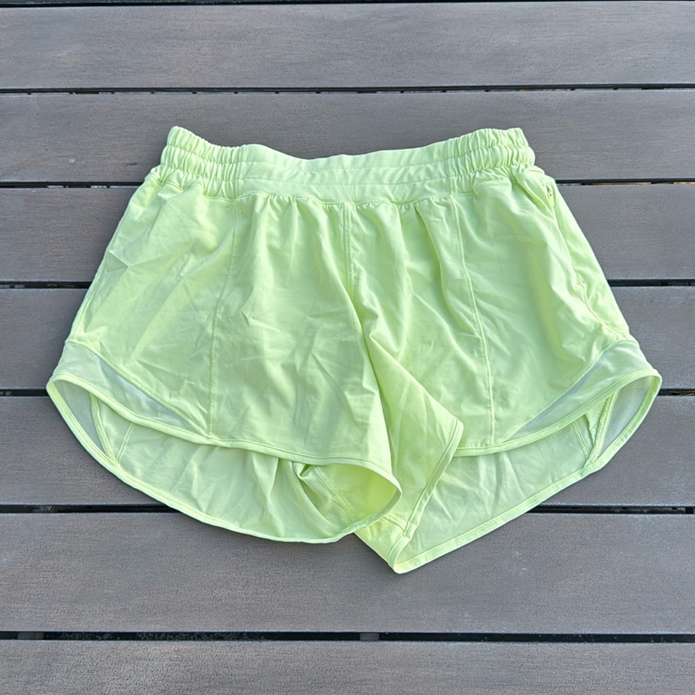 Lululemon Hotty Hot Low Rise Short 4"
Crispin Green Size 8